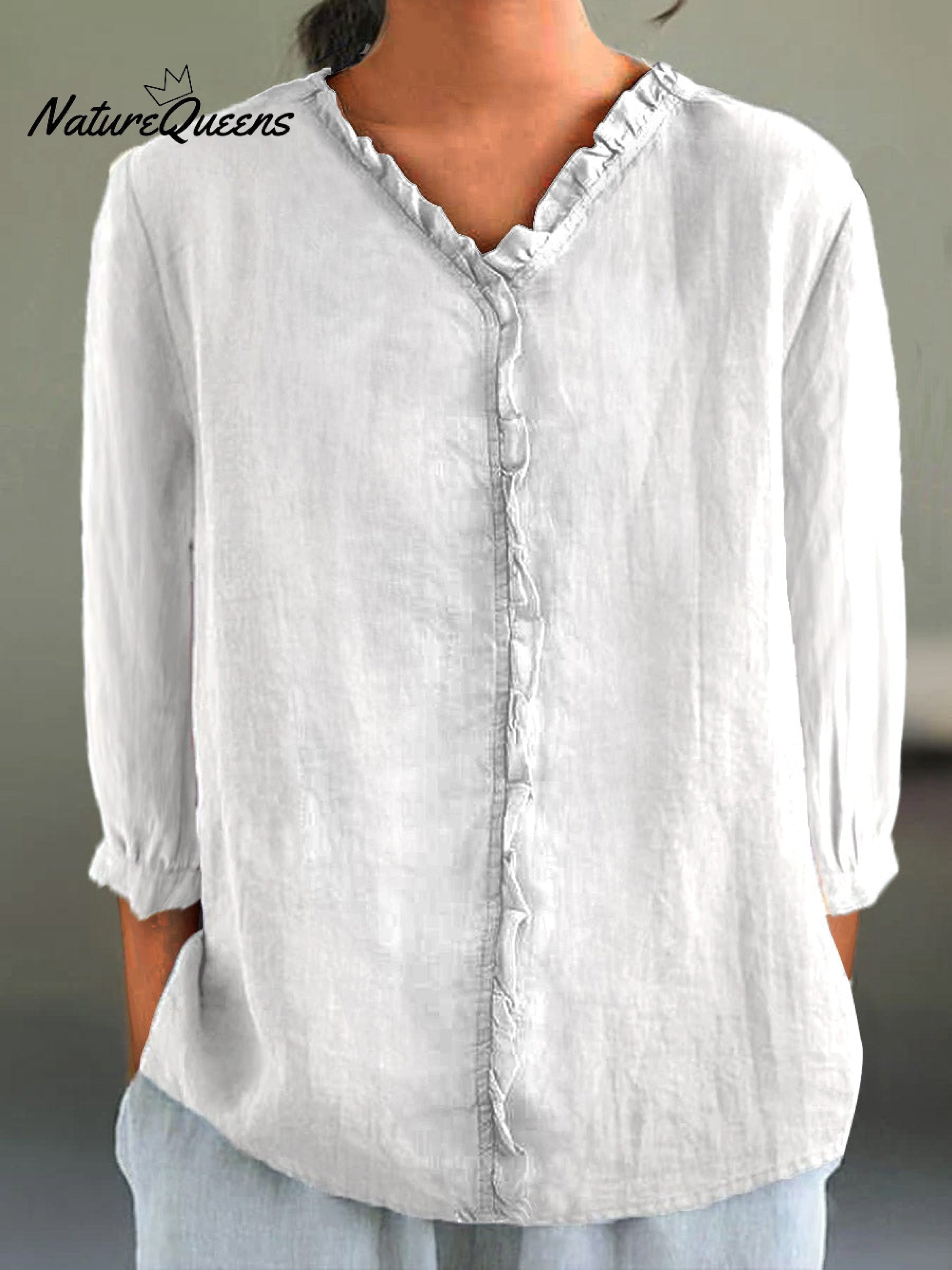 Camisa informal de mujer de algodón y lino con cuello de volantes y manga tres cuartos.