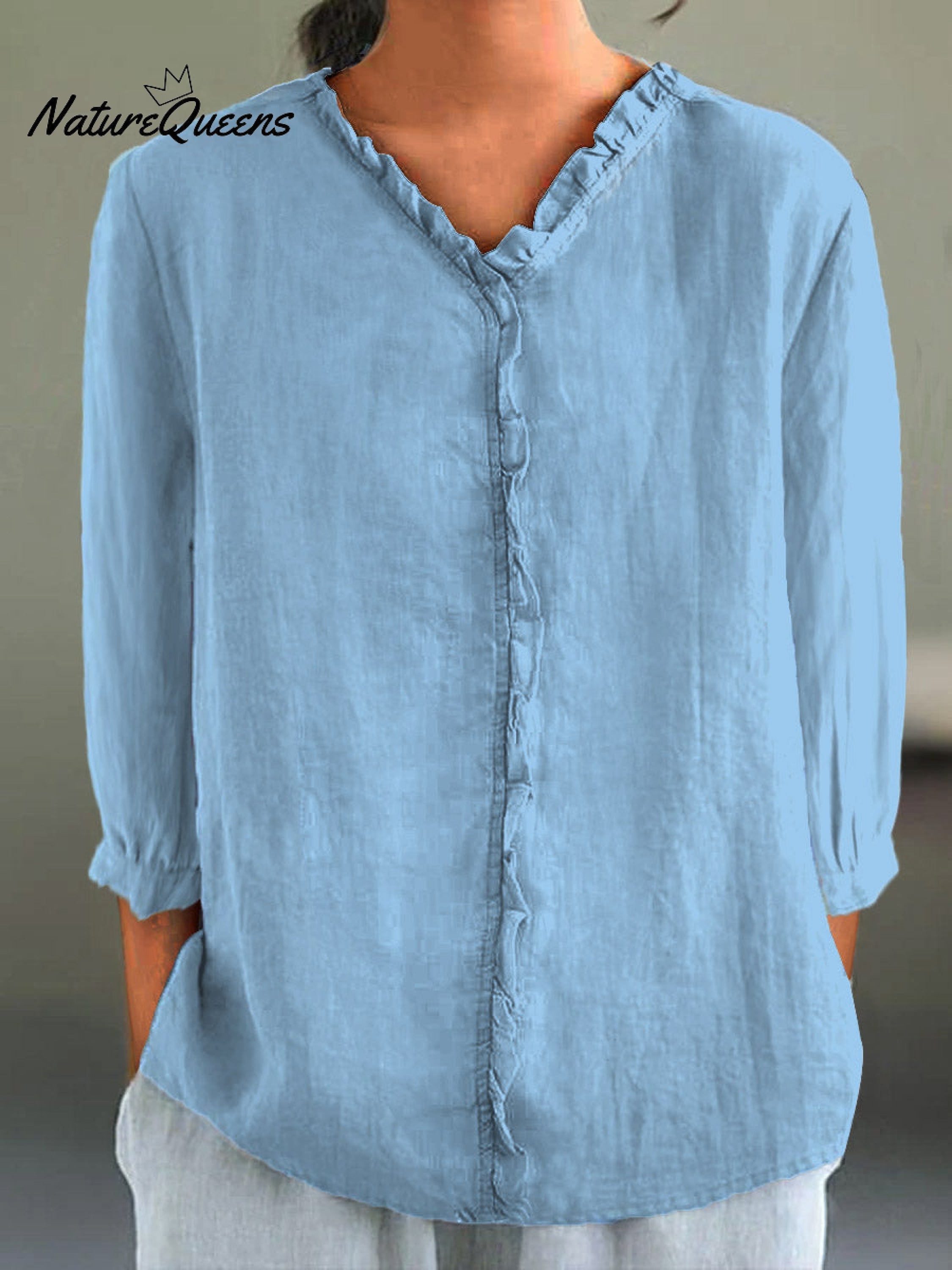 Camisa informal de mujer de algodón y lino con cuello de volantes y manga tres cuartos.