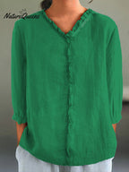 Camisa informal de mujer de algodón y lino con cuello de volantes y manga tres cuartos.