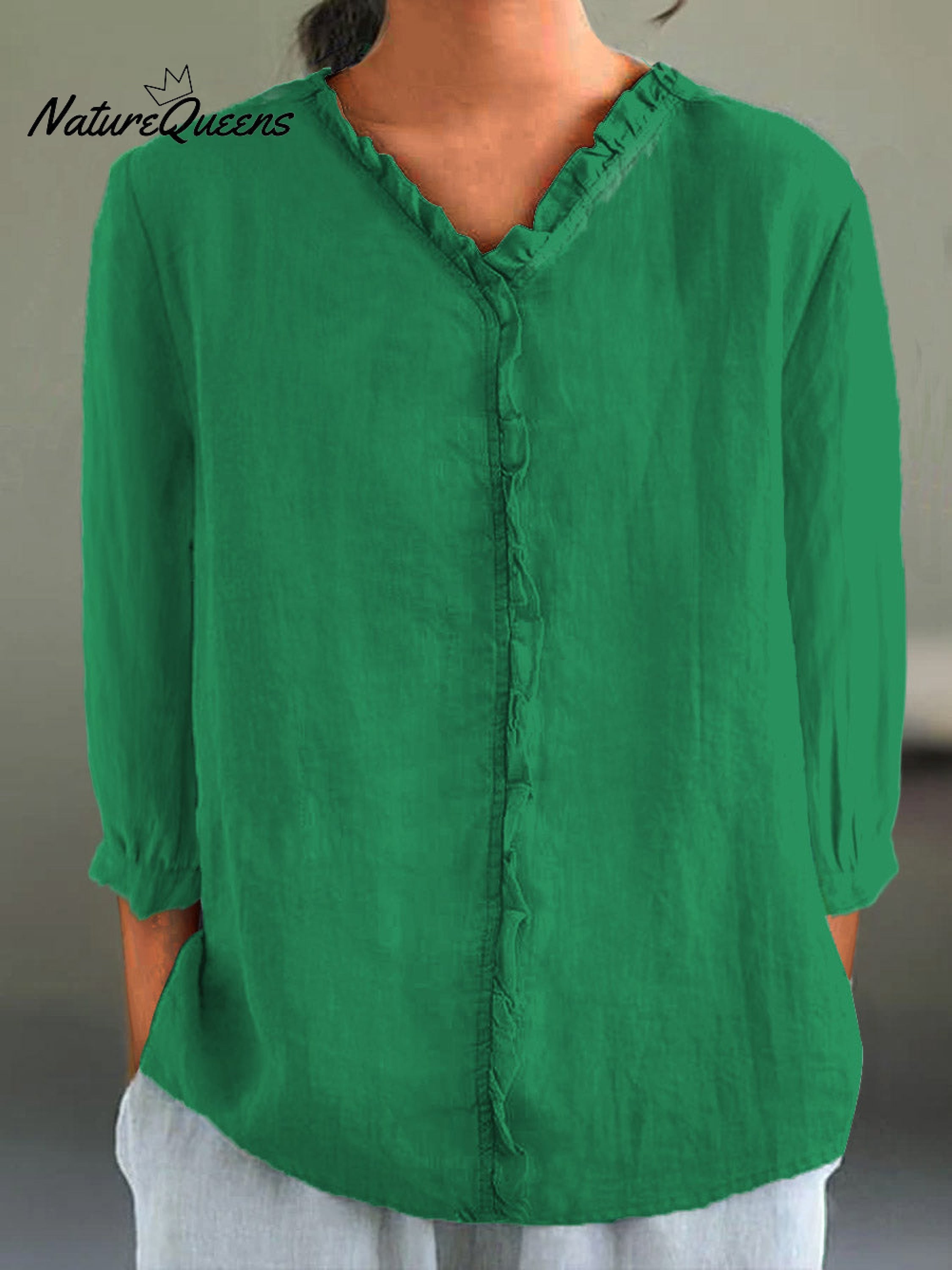 Camisa informal de mujer de algodón y lino con cuello de volantes y manga tres cuartos.