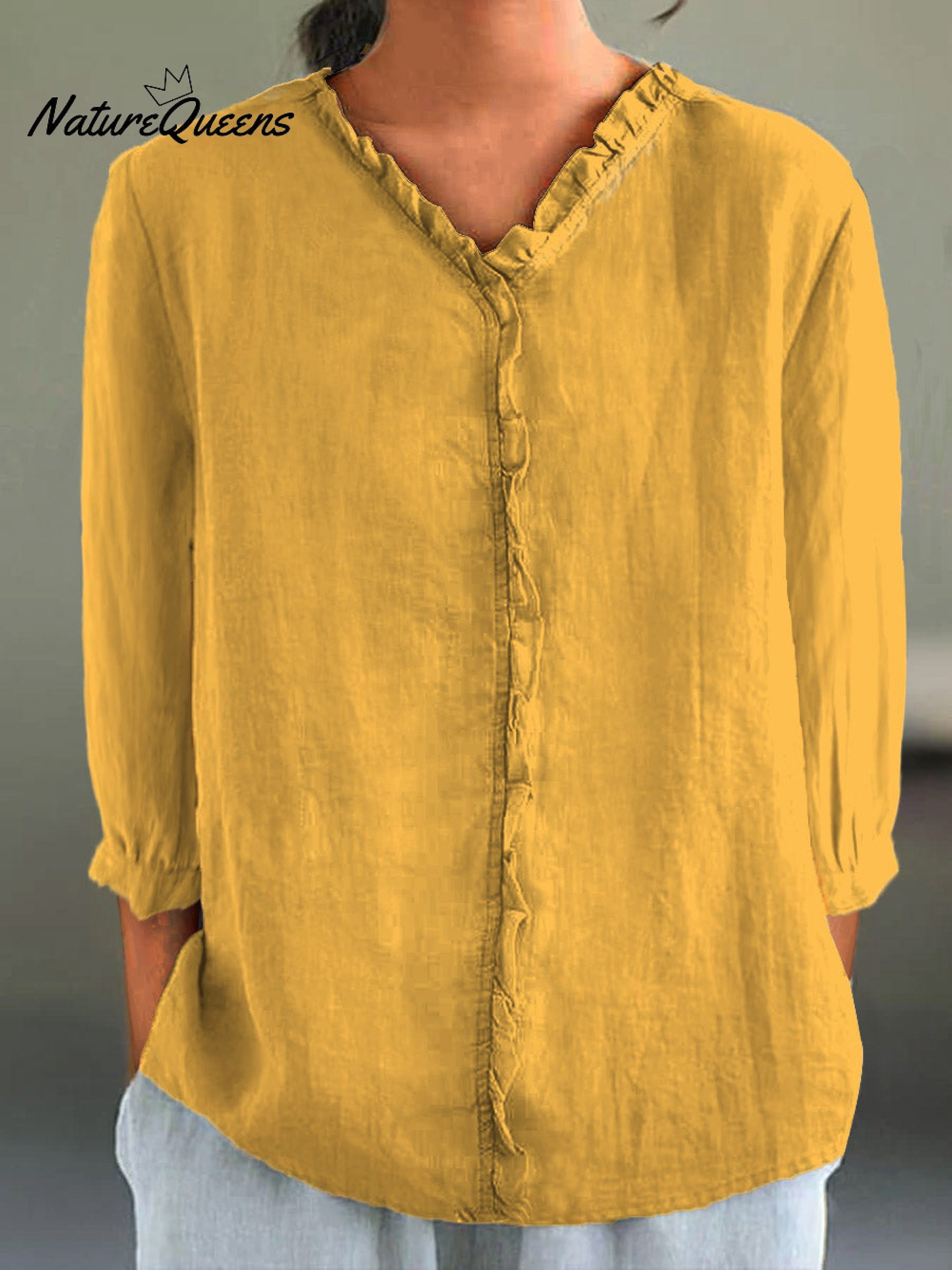 Camisa informal de mujer de algodón y lino con cuello de volantes y manga tres cuartos.