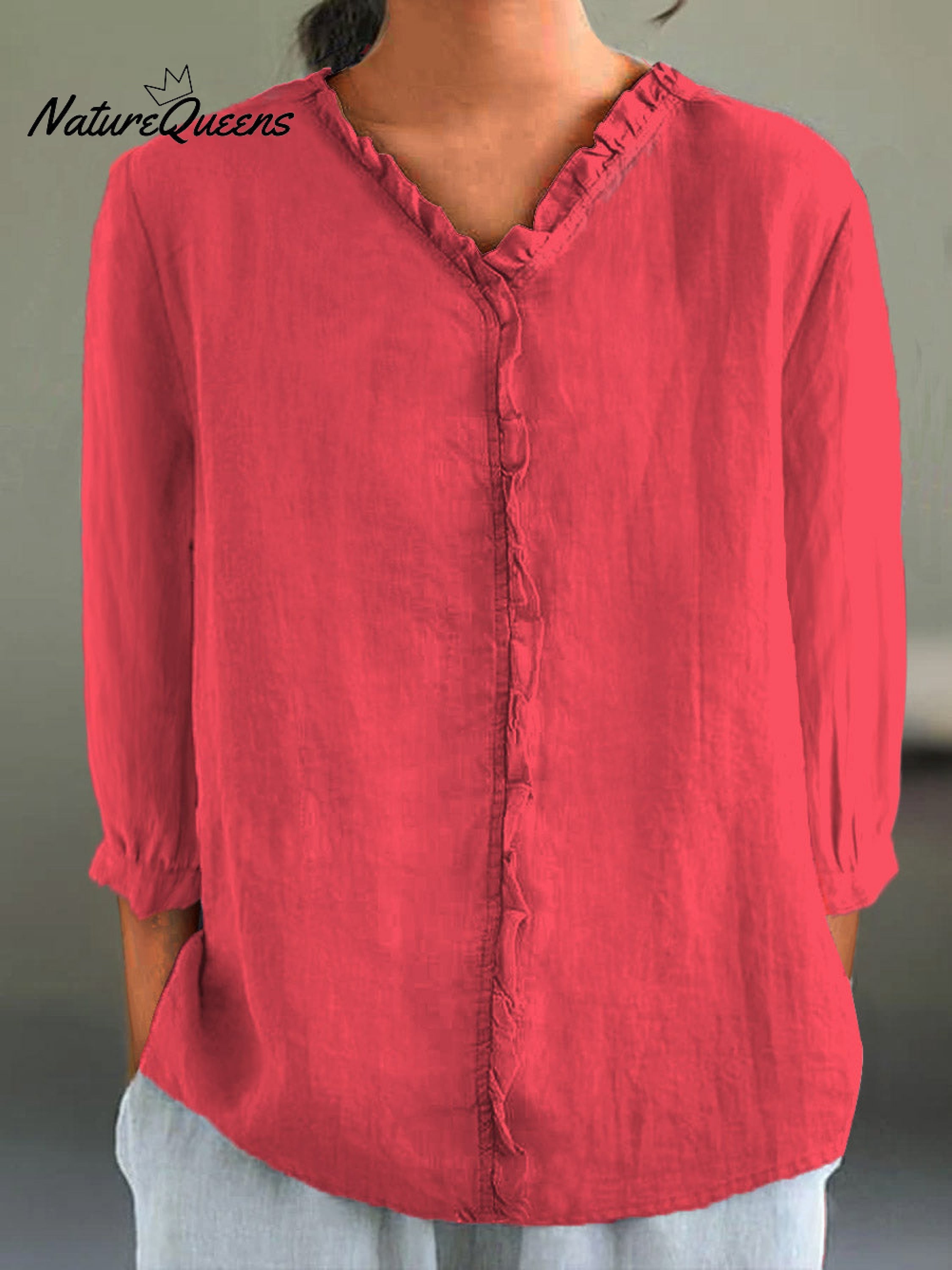 Camisa informal de mujer de algodón y lino con cuello de volantes y manga tres cuartos.