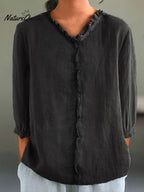 Camisa informal de mujer de algodón y lino con cuello de volantes y manga tres cuartos.