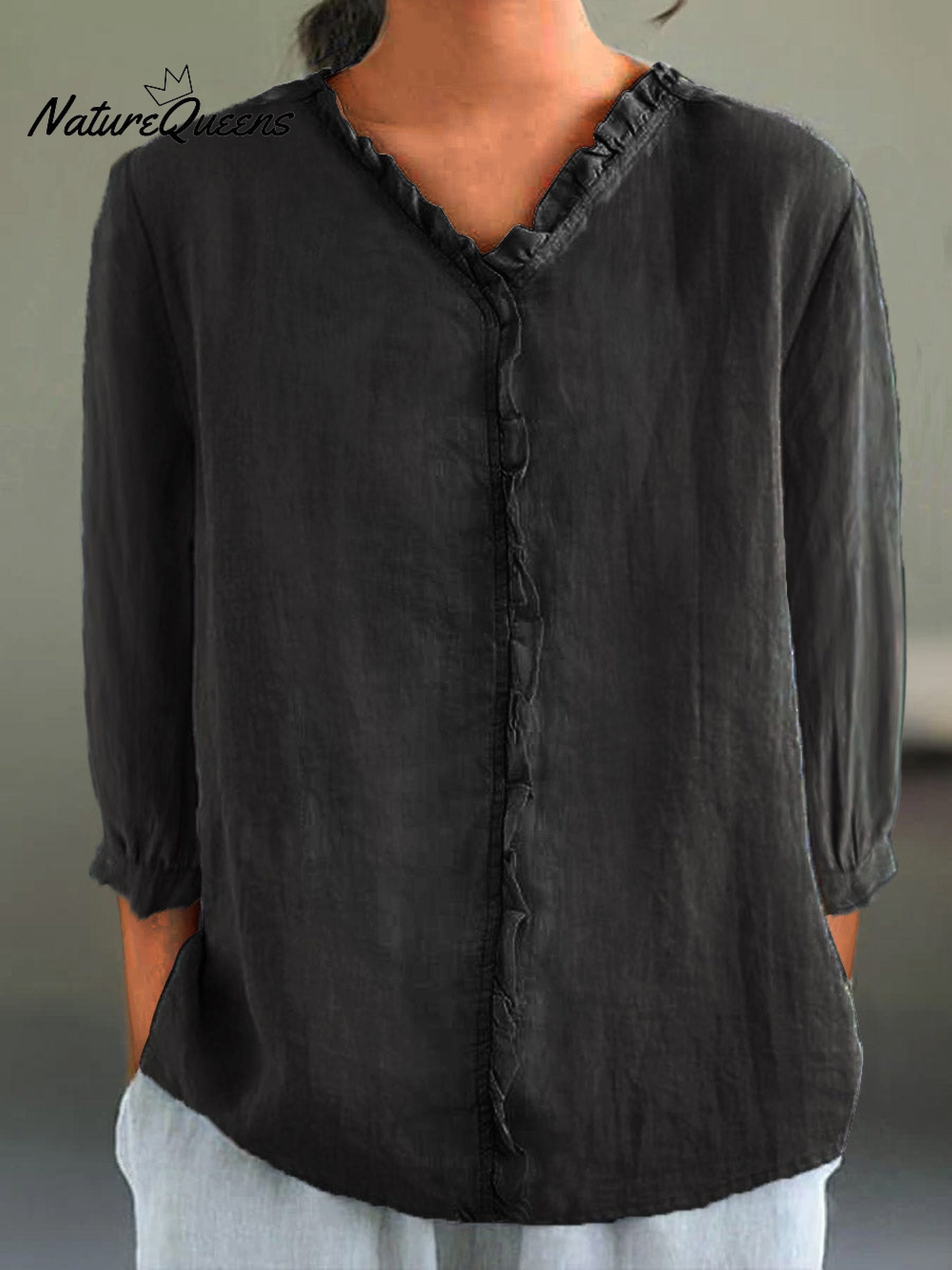 Camisa informal de mujer de algodón y lino con cuello de volantes y manga tres cuartos.