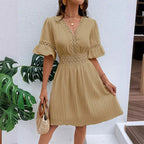 Orenda™ | Elegante vestido con cuello en V y detalles de encaje calado