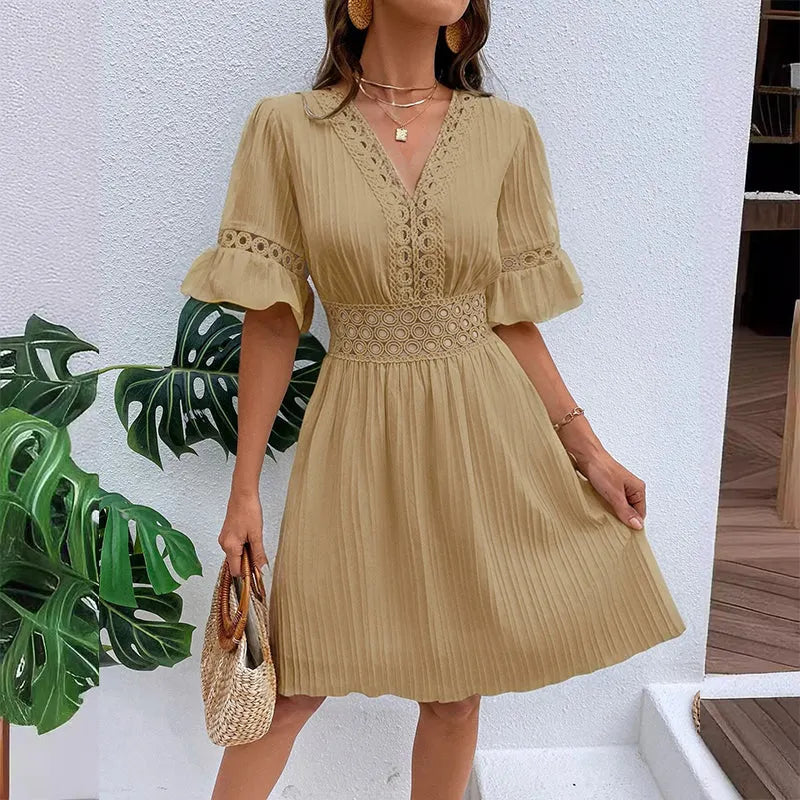 Orenda™ | Elegante vestido con cuello en V y detalles de encaje calado