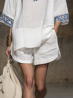 Vana™ | Conjunto de camiseta de manga corta y pantalones cortos de algodón y lino blancos con bordados de estilo bohemio