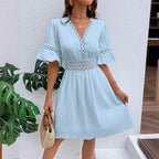 Orenda™ | Elegante vestido con cuello en V y detalles de encaje calado