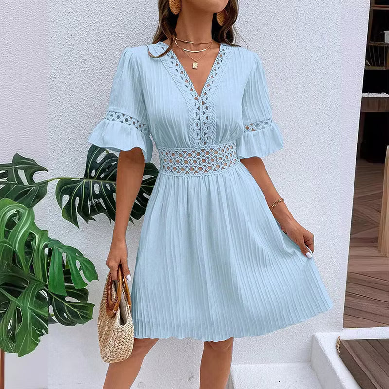 Orenda™ | Elegante vestido con cuello en V y detalles de encaje calado