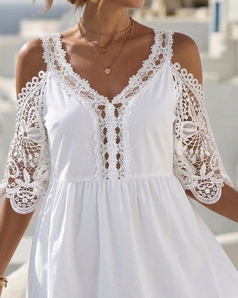 Olyn™ | Minivestido de encaje con hombros al aire y volantes 👗