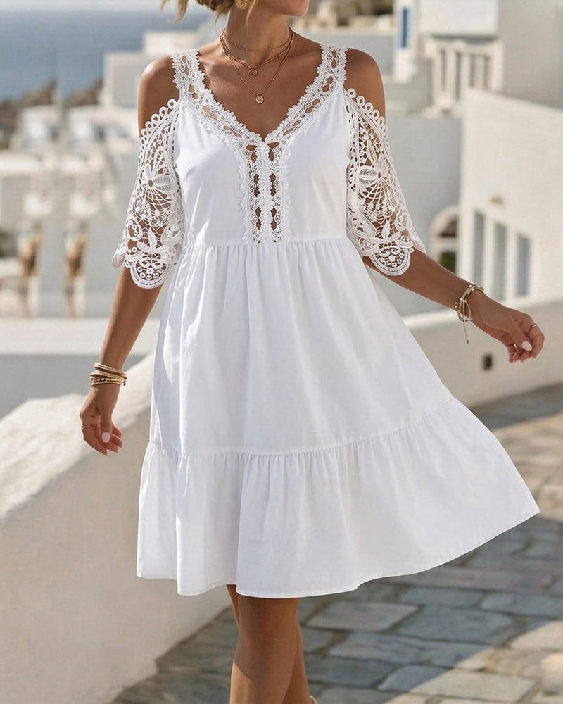Olyn™ | Minivestido de encaje con hombros al aire y volantes 👗