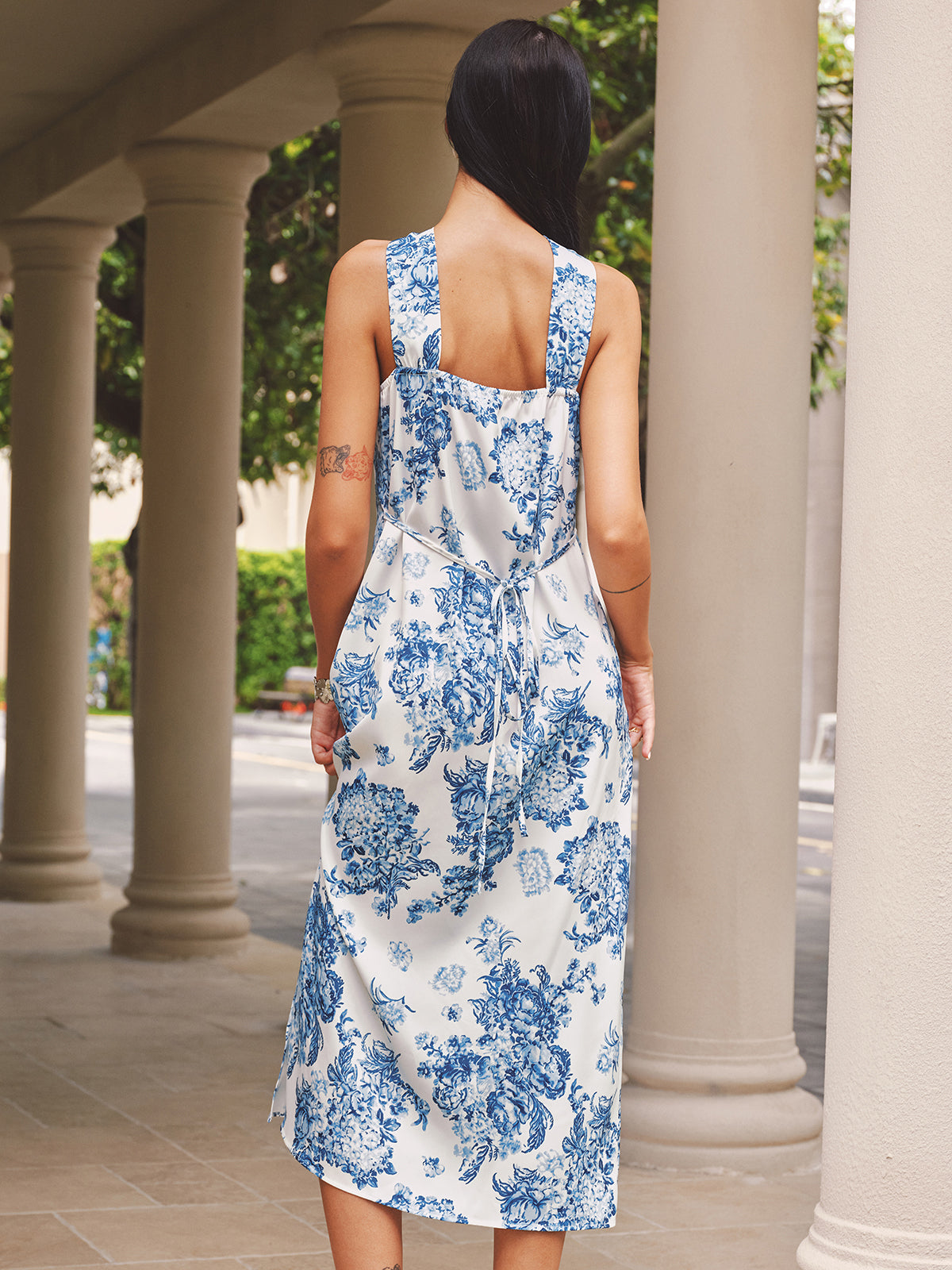 Oresta™ | Vestido midi con cuello halter y tirantes atados a la espalda, con estampado floral