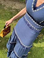 Vestido azul con volantes