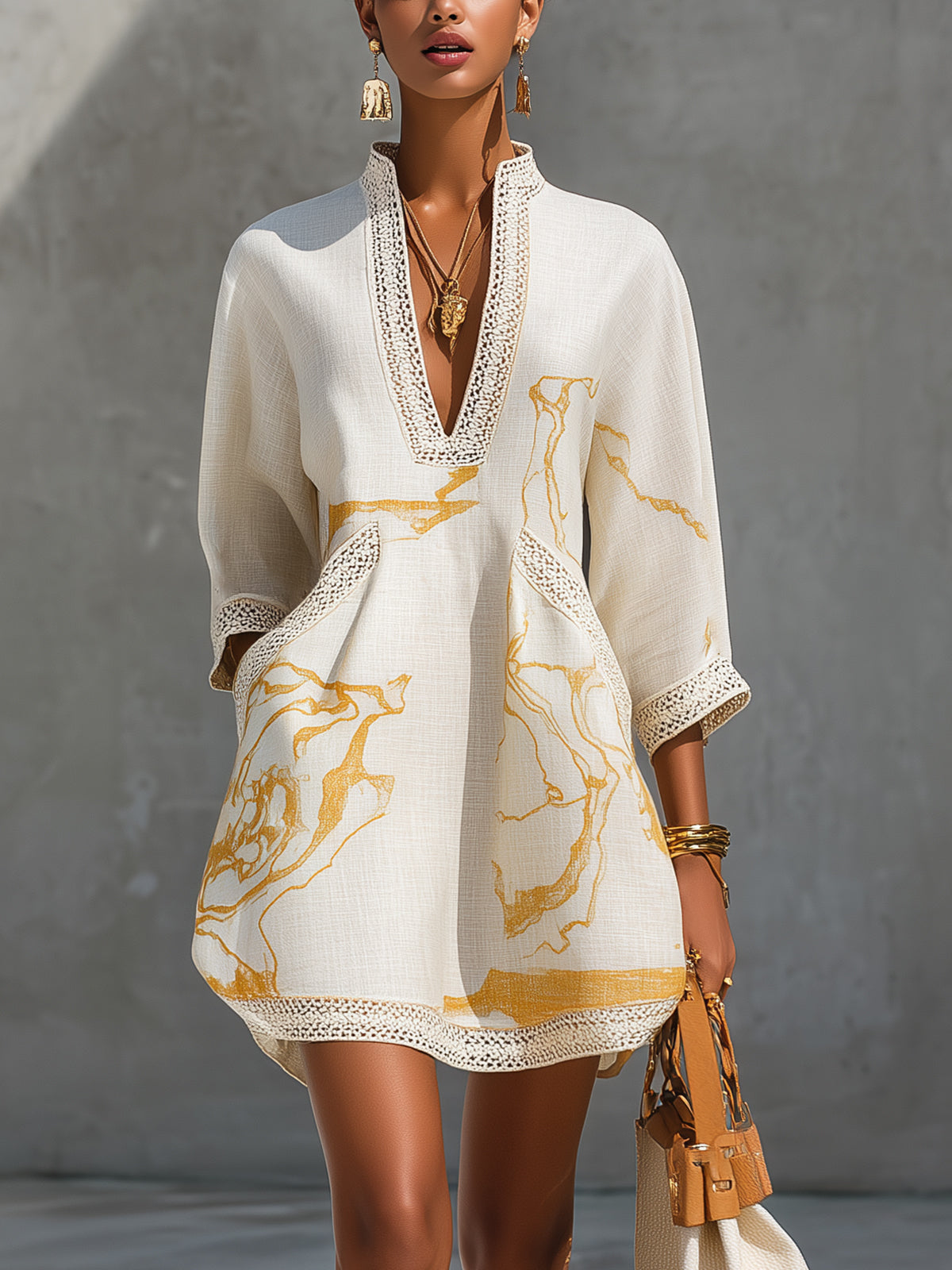 Iridis™ | Vestido Mini de Encaje de Croché Marfil con Motivos Dorados y Escote en V para Mujer