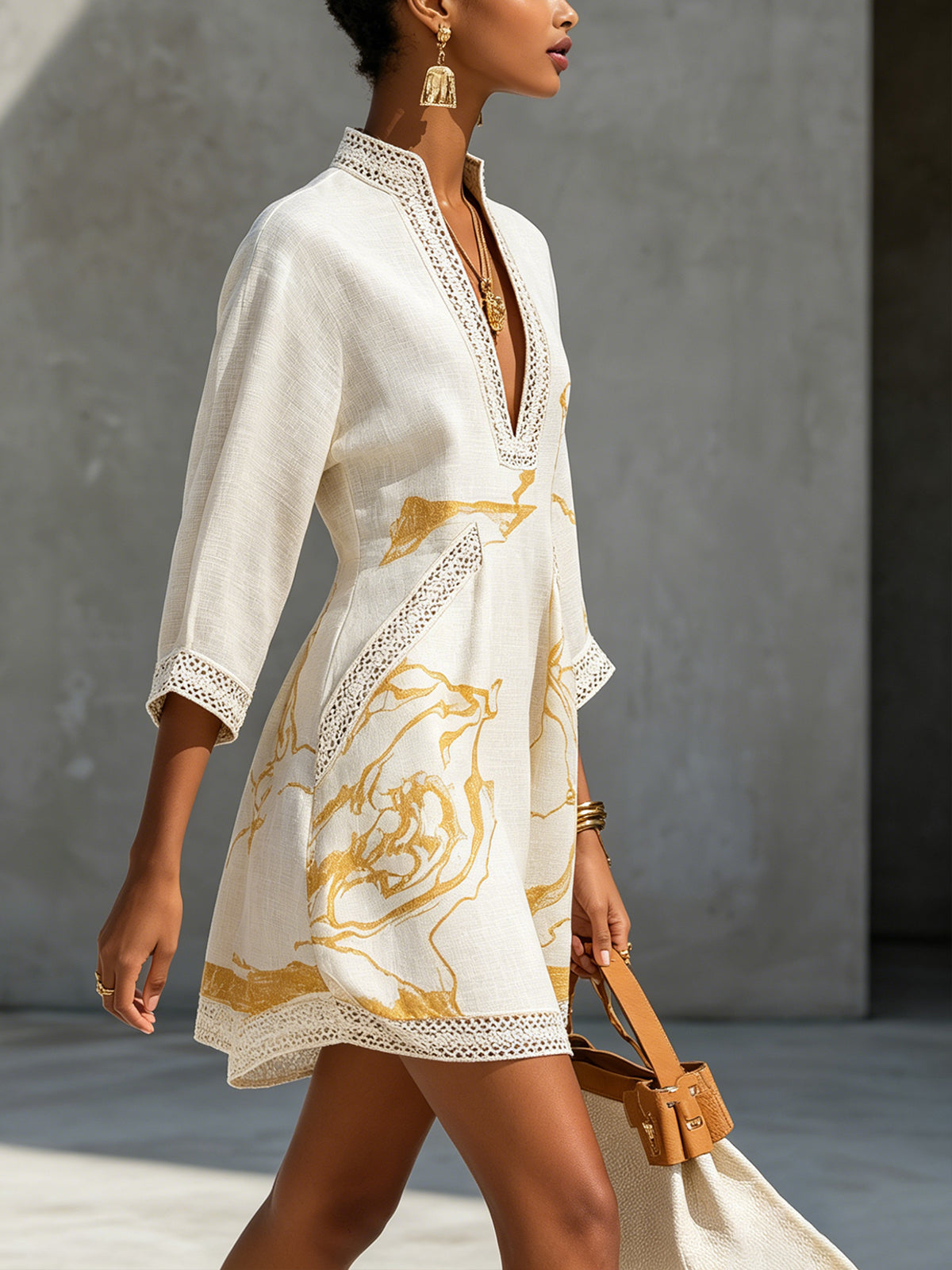 Iridis™ | Vestido Mini de Encaje de Croché Marfil con Motivos Dorados y Escote en V para Mujer