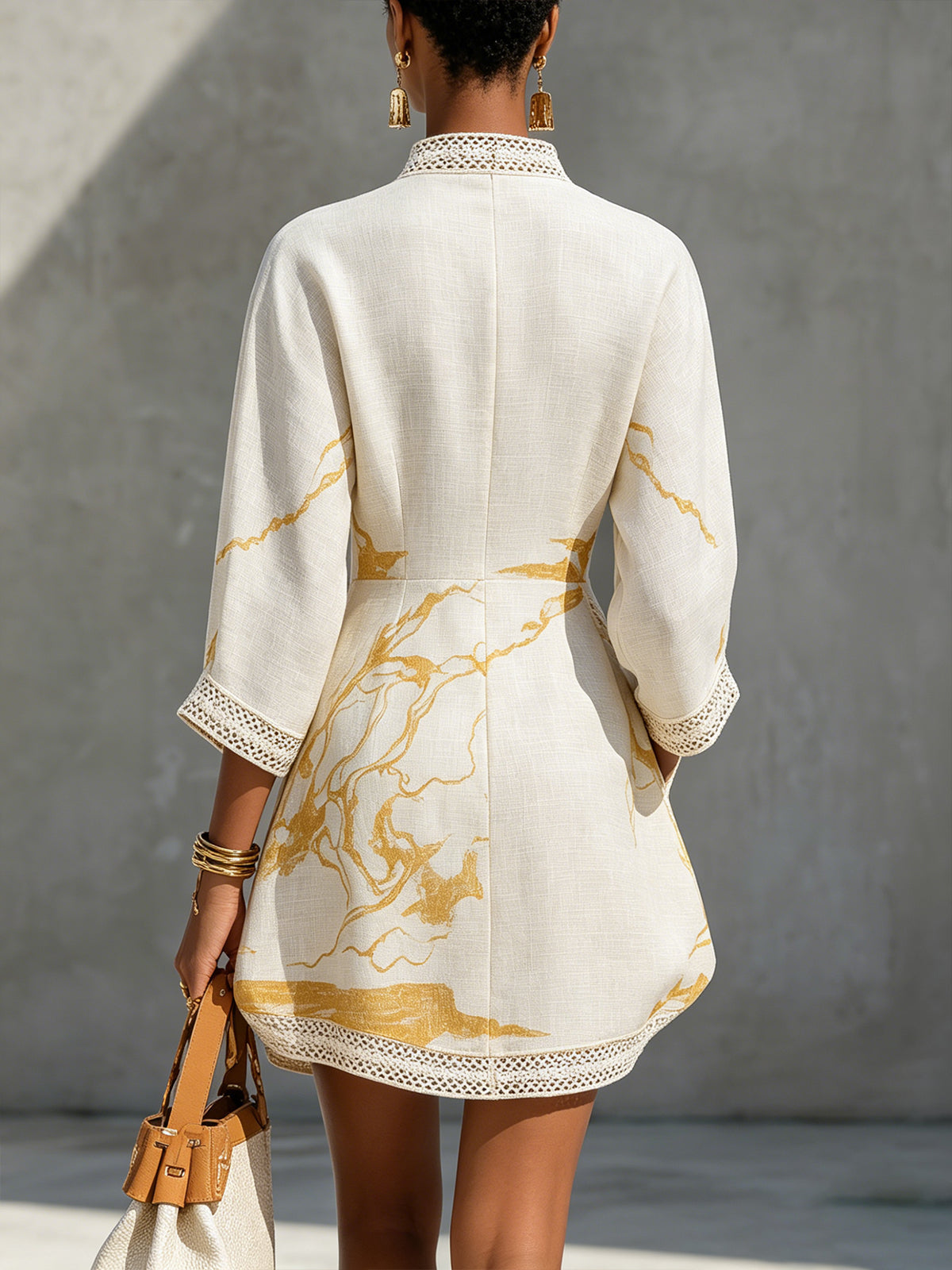 Iridis™ | Vestido Mini de Encaje de Croché Marfil con Motivos Dorados y Escote en V para Mujer